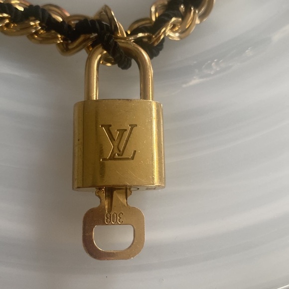 Authentic #303 Louis Vuitton lock and key - Picture 6 of 7